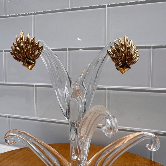 Vintage Crown Trifari Art Deco Fan Gold Tone Clip On Earrings Flapper Feather - Picture 1 of 9